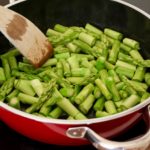 veganes Gericht - grüner Spargel
